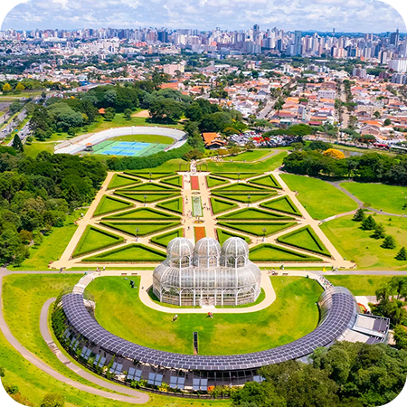 Foto do Jardim Botânico de Curitiba, um dos cartões postais da cidade.